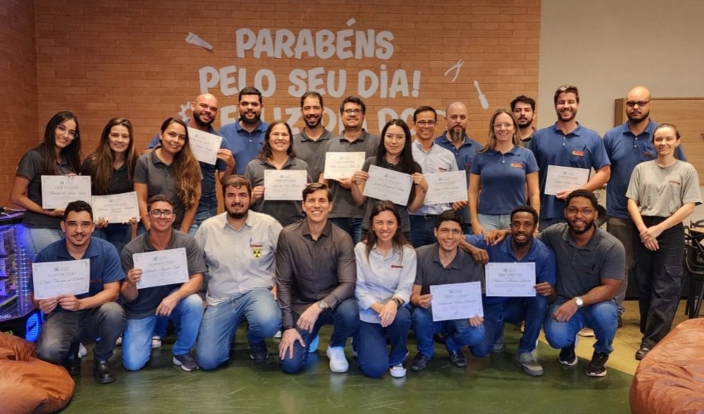 Turma do PDLE na Spark Usina com certificados de conclusão