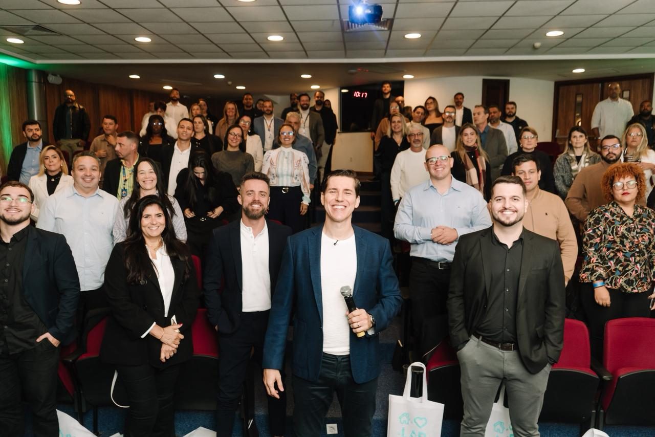 Leandro Tilvikas com participantes ao final de treinamento no Rio de Janeiro