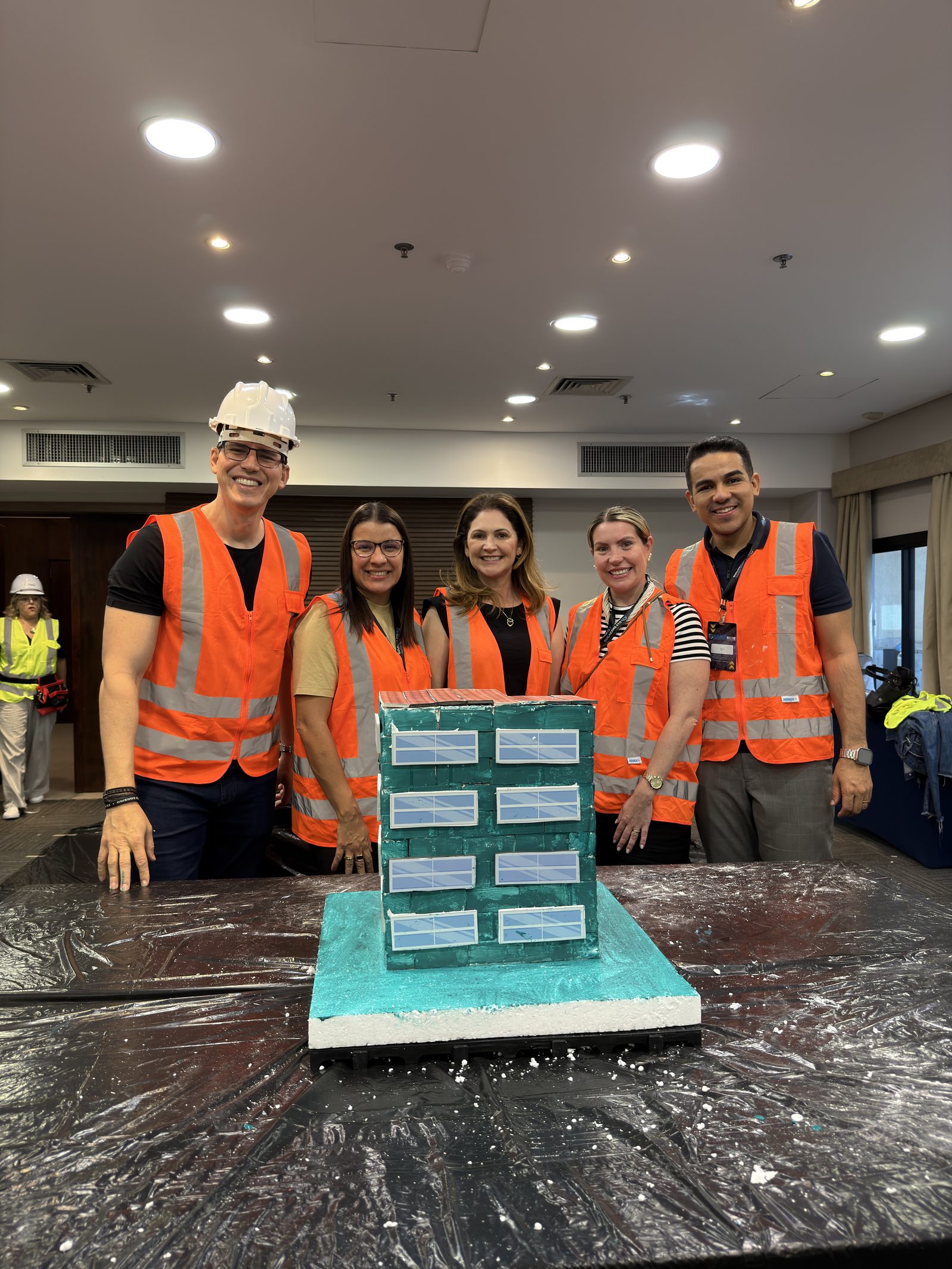 Equipe em treinamento vivencial com equipamentos de segurança